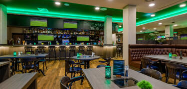 Ta del av direktsänd sport och den livliga atmosfären i hotellets restaurang och bar.
