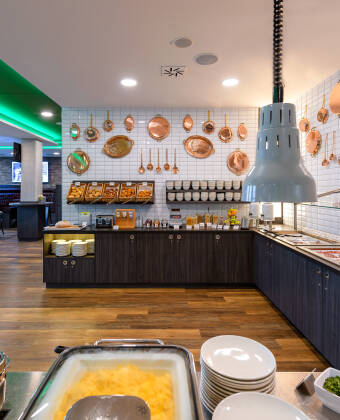 IBIS Styles Kiel Hotel forkæler gæsterne med en overdådig morgenmadsbuffet.