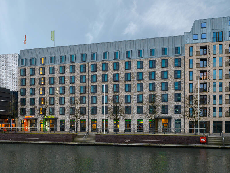 Njut av det centrala och lugna läget vid vattnet rätt utanför hotellet.