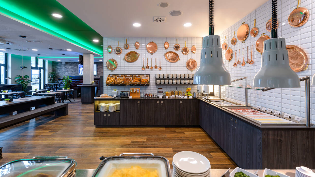 IBIS Styles Kiel Hotel forkæler gæsterne med en overdådig morgenmadsbuffet.