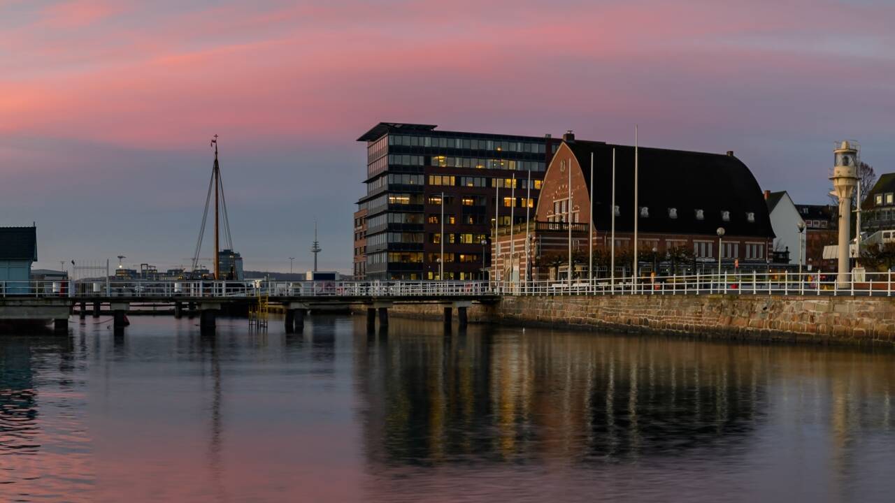 Søfartsmuseet er et must. Det viser Kiels maritime historie, herunder skibsmodeller og udstillinger om udforskning af havet.