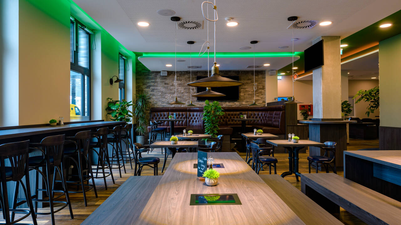 Følg med i live-sport, mens du spiser en lækker burger i hotellets restaurant.
