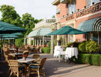 Restaurant Vivaldi kan besøges enten i den indendørs restaurant eller på solterrassen