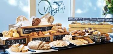 Det er vanskelig å be om mer av den store og varierte frokostbuffeten.