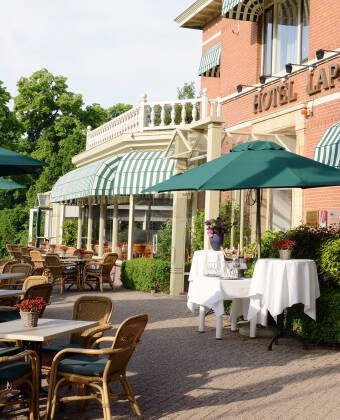 Restaurant Vivaldi kan besøkes enten i innendørsrestauranten eller på solterrassen.