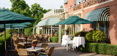 Restaurant Vivaldi kan besøkes enten i innendørsrestauranten eller på solterrassen.