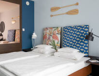 Upptäck livfulla färger och elegant design i vart och ett av hotellets 159 rum!