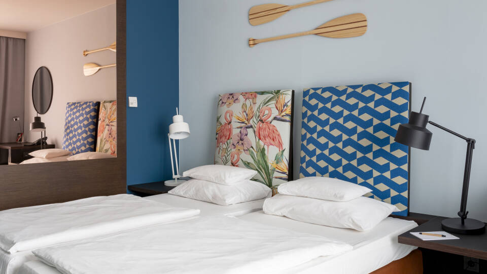 Oplev levende farver og elegant design i hvert af hotellets 159 værelser!