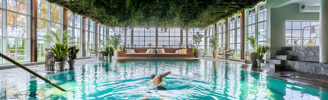 Ta ett svalkande dopp i poolen, träna i gymmet eller varva ner med yoga - här erbjuds wellness i olika tempon.