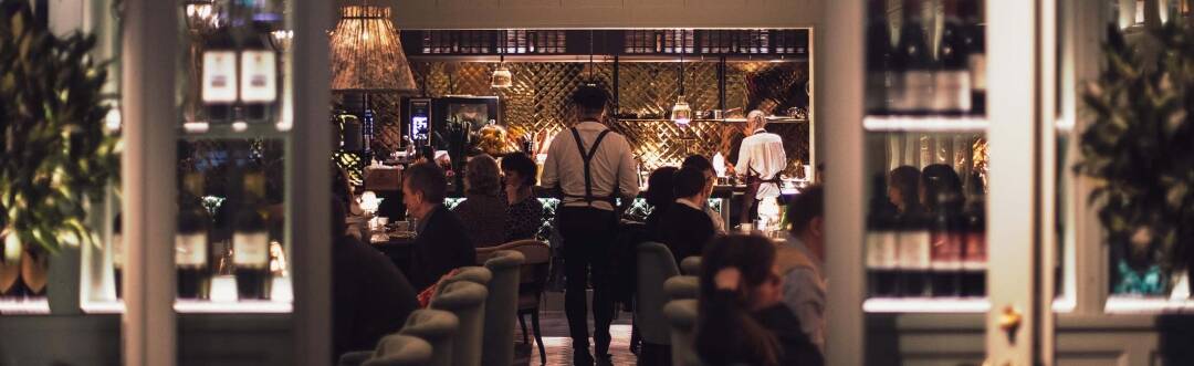 Hotellet har tre unika restauranger, med förfinade middagar på Port, livliga sociala måltider på Gildas och avslappnad stämning i Lido Lounge.