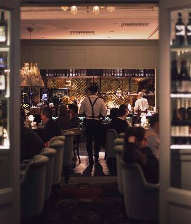Hotellet har tre unika restauranger, med förfinade middagar på Port, livliga sociala måltider på Gildas och avslappnad stämning i Lido Lounge.