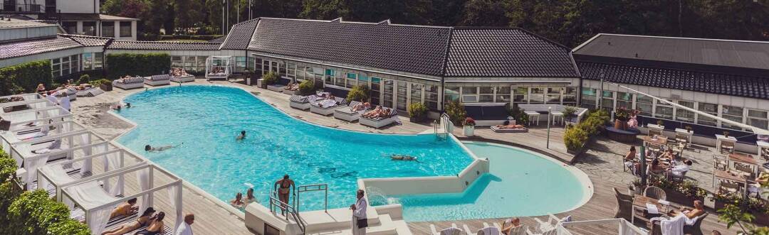 På sommaren kan du få ut det mesta av utomhuspoolerna och när du vill koppla av finns poolservicen till hands med drycker och snacks.