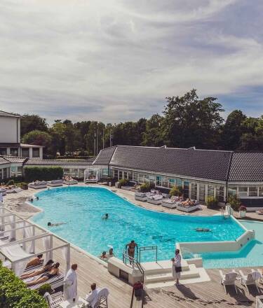 På sommaren kan du få ut det mesta av utomhuspoolerna och när du vill koppla av finns poolservicen till hands med drycker och snacks.