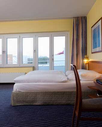 Die großzügigen Zimmer im maritimen Stil bieten Wohlfühlatmosphäre für Ihren Aufenthalt.