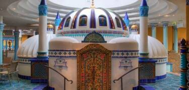 Slappna av i bastun, bubbelpoolen, turkiskt bad eller boka en avslappnande massage.