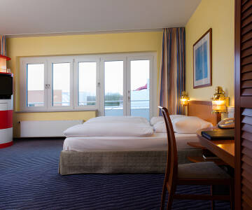 Du kommer att känna dig som hemma i de rymliga rummen med maritim design.