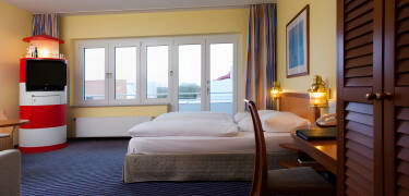 Du kommer att känna dig som hemma i de rymliga rummen med maritim design.