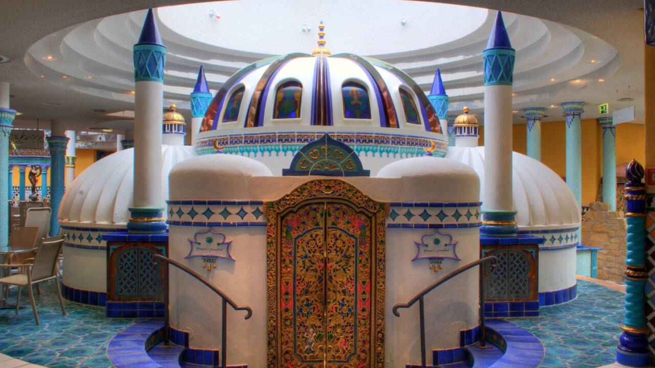 Slappna av i bastun, bubbelpoolen, turkiskt bad eller boka en avslappnande massage.