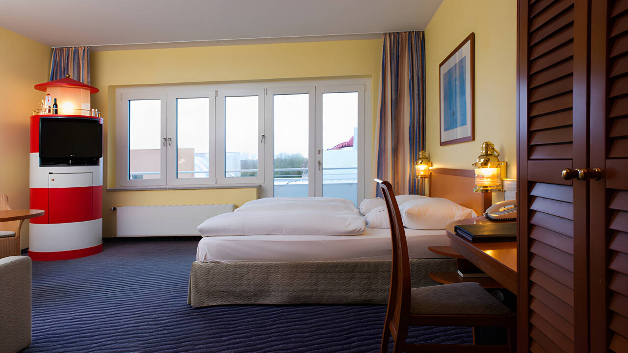 Du kommer att känna dig som hemma i de rymliga rummen med maritim design.