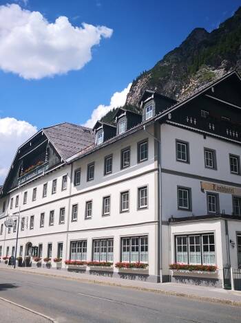 Das Landhotel Postgut ist in einem rustikalen alpenländischen Stil erbaut.