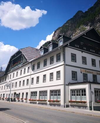 Das Landhotel Postgut ist in einem rustikalen alpenländischen Stil erbaut.