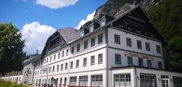 Das Landhotel Postgut ist in einem rustikalen alpenländischen Stil erbaut.