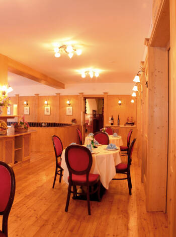 Under kvällarna erbjuds goda regionala specialiteter i hotellets restaurang.