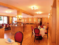 Under kvällarna erbjuds goda regionala specialiteter i hotellets restaurang.