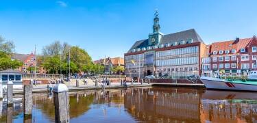 Das Hotel liegt perfekt zwischen Emden, Aurich, Leer und Norden.