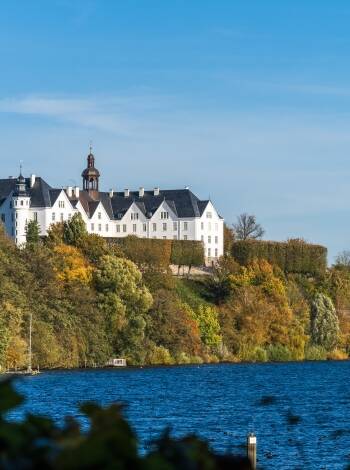 Det stora och vackra slottet Plöner Schloss ligger på andra sidan sjön.