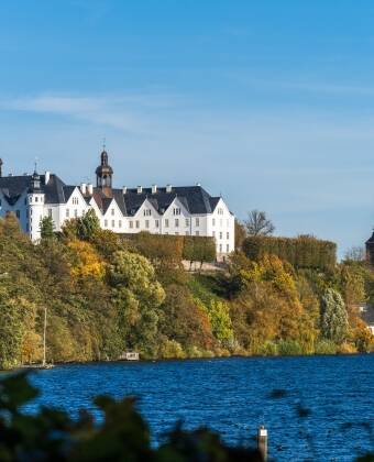 Plön er en hyggelig gammel by. Det store vakre Plöner Schloss ligger på den andre siden av innsjøen.