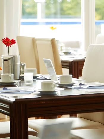 Starta din dag med en ordentlig frukost i hotellets fina frukostrestaurang.
