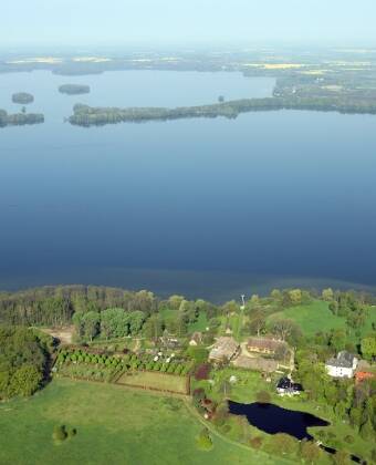 Dette hotel ligger tæt på Plön Søen, i det naturskønne område med det passende navn ”Det Holstenske Schweiz”.