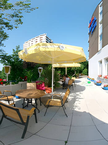 Ta en eftermiddagskaffe i vackra miljöer på hotellets terrass och ladda upp inför nya upplevelser.