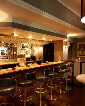 Spis en god middag i hotellets hyggelige restaurant og slut eventuelt dagen af med en drink i baren.