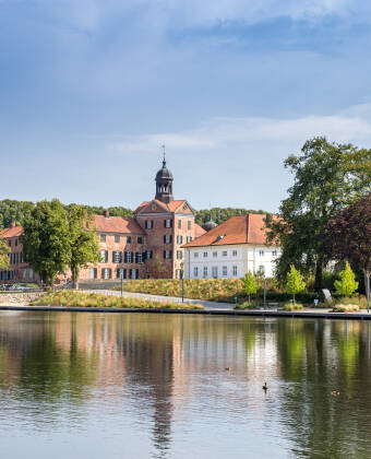 Besøk den over 1000 år gamle byen Eutin, eller opplev vakre Kiel med sine mange muligheter.