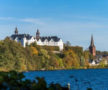 Plön ist eine gemütliche alte Stadt. Das große schöne Plöner Schloss liegt gegenüber auf der anderen Seite des Sees.