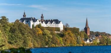 Det stora och vackra slottet Plöner Schloss ligger på andra sidan sjön.