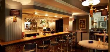 Spis en god middag i hotellets hyggelige restaurant og avslutt dagen med en drink i baren.