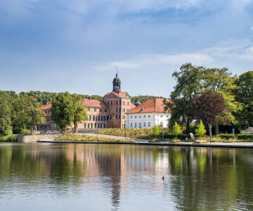 Besøg den over 1000 år gamle by Eutin, eller oplev smukke Kiel med sine mange muligheder.