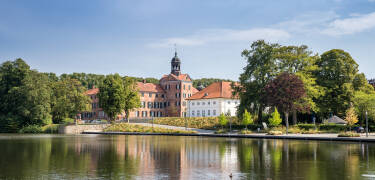 Besøg den over 1000 år gamle by Eutin, eller oplev smukke Kiel med sine mange muligheder.