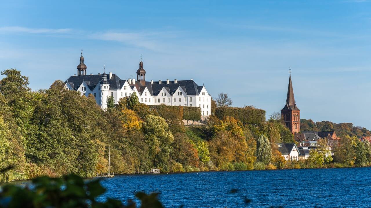Det stora och vackra slottet Plöner Schloss ligger på andra sidan sjön.