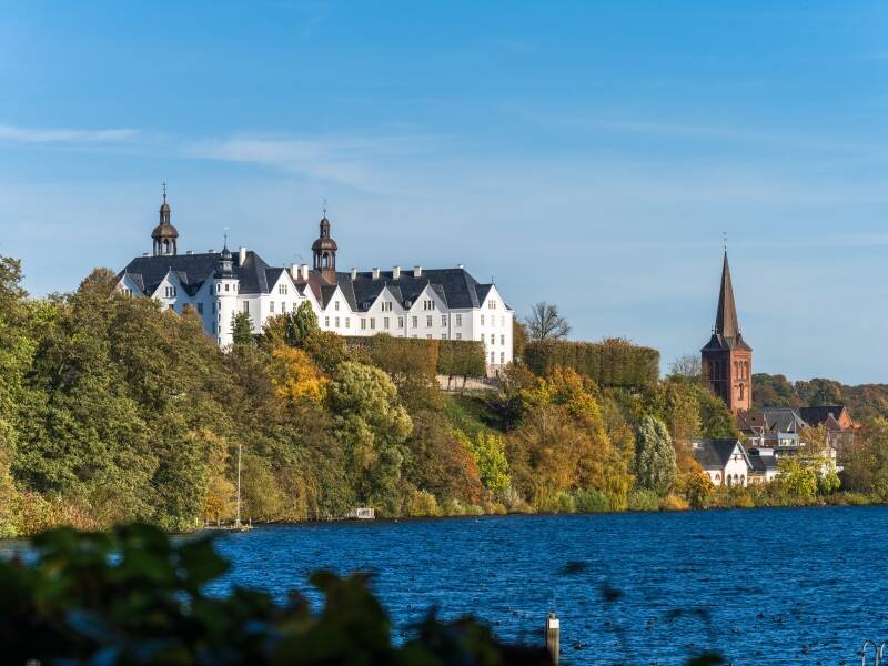Det stora och vackra slottet Plöner Schloss ligger på andra sidan sjön.