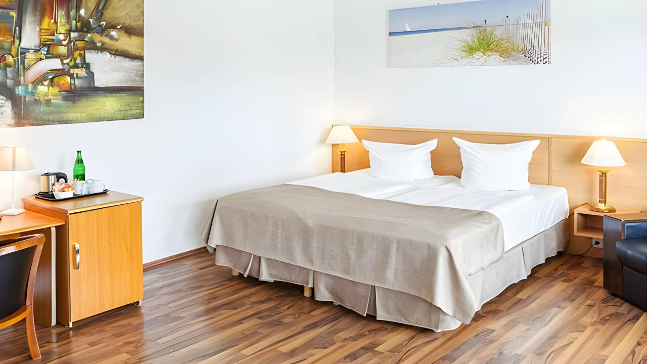 Här bor ni bekvämt i ljusa hotellrum med tillgång till balkong.