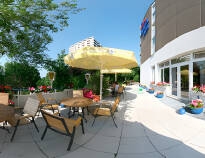 Ta en eftermiddagskaffe i vackra miljöer på hotellets terrass och ladda upp inför nya upplevelser.