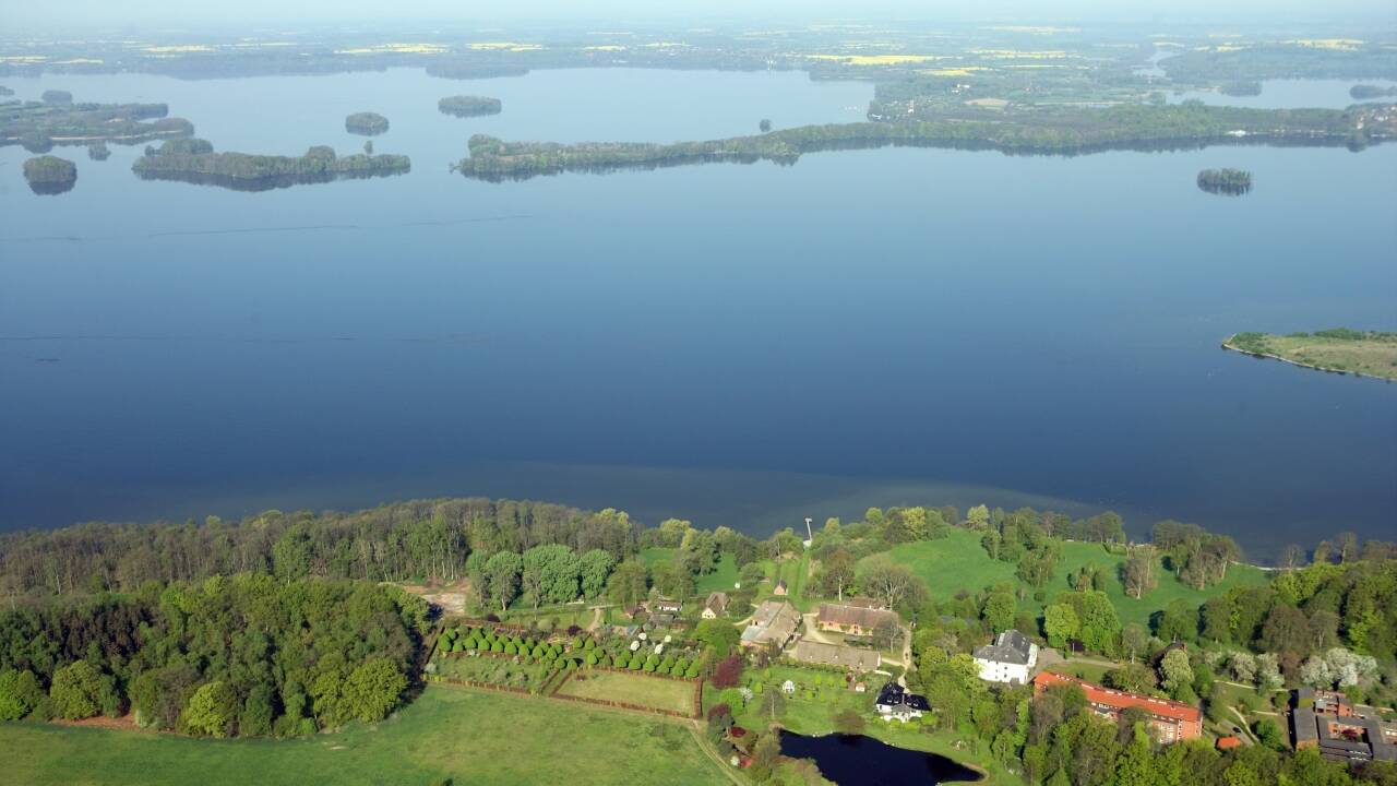 Dette hotellet ligger nær innsjøen Plön, i det naturskjønne området med det passende navnet ”Det Holstenske Sveits”.