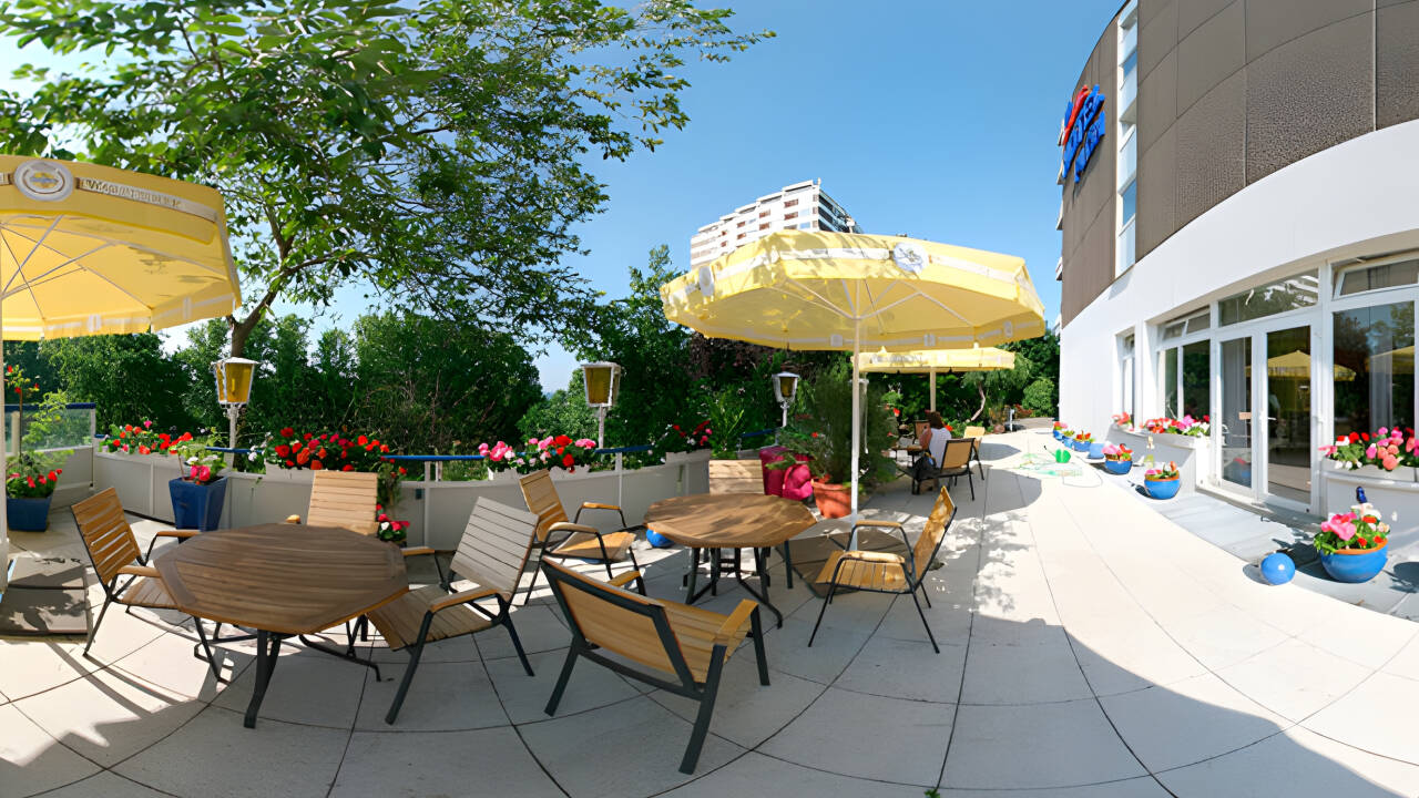 Ta en eftermiddagskaffe i vackra miljöer på hotellets terrass och ladda upp inför nya upplevelser.