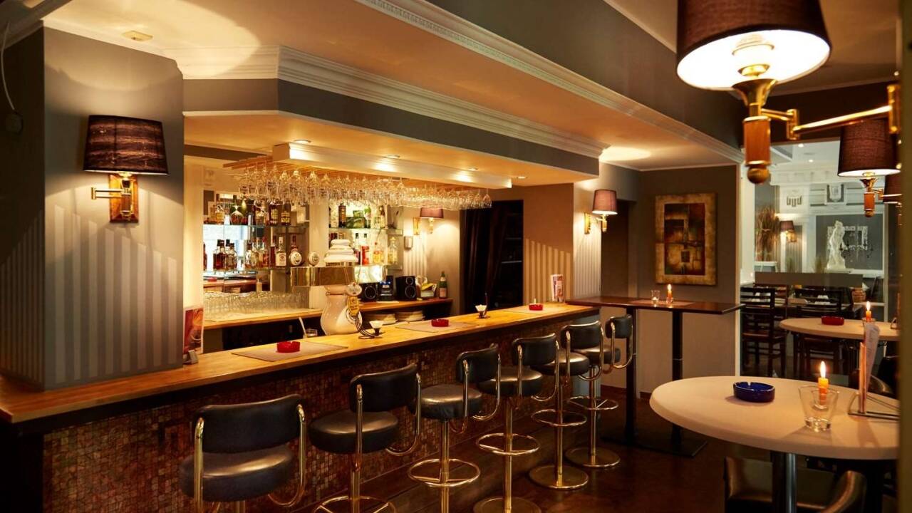 Spis en god middag i hotellets hyggelige restaurant og avslutt dagen med en drink i baren.