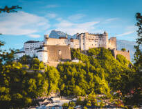 Fästningen Hohensalzburg ovanför barocktornen i stadskärnan är ett landmärke i Salzburg.