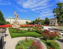 Slottet Mirabell med Mirabell-hagen er et populært sted å spasere og oppleve Salzburgs historie.